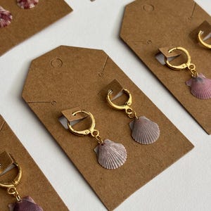 Pendientes de aro de auténtica concha de vieira calico • Joyería costera chapada en oro