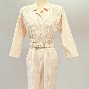 1980s Runway model ACT I Romper jumpsuit playsuit searsucker pinstripe pink beige white Sz 8 women belted pockets a summer classic LkNu