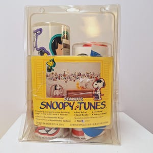 1991 The Peanuts Snoopy Tunes room decorating kit. Wallpaper, movable self-stick removable border & 40+ music themed stickers. 3M brand USA