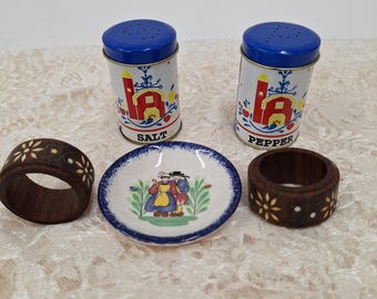 カントリーファームハウススタイルのソルト＆ペッパーセット、ブルトンプレートと象嵌細工のナプキンリング付き、ヴィンテージ1970年代、1950年代