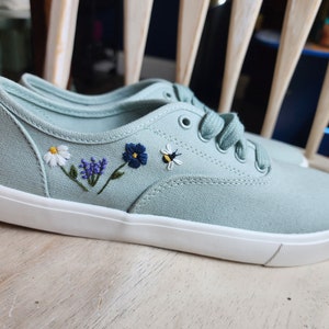 Canvasschoenen met bloemenhandborduurwerk
