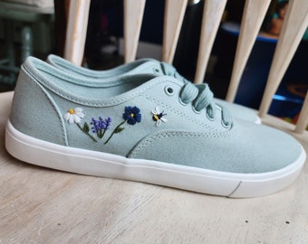 花の手刺繍が施されたキャンバスシューズ