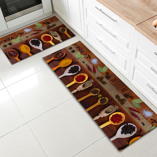 Lebendig bedruckter Küchenteppich, 2er-Set • Maschinenwaschbarer rutschfester Küchenteppich • Gewürze in Holzlöffeln • Geschenk für die Küche