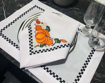 Servilletas, manteles individuales y caminos de mesa blancos con bordado de calabaza • Decoración de Halloween