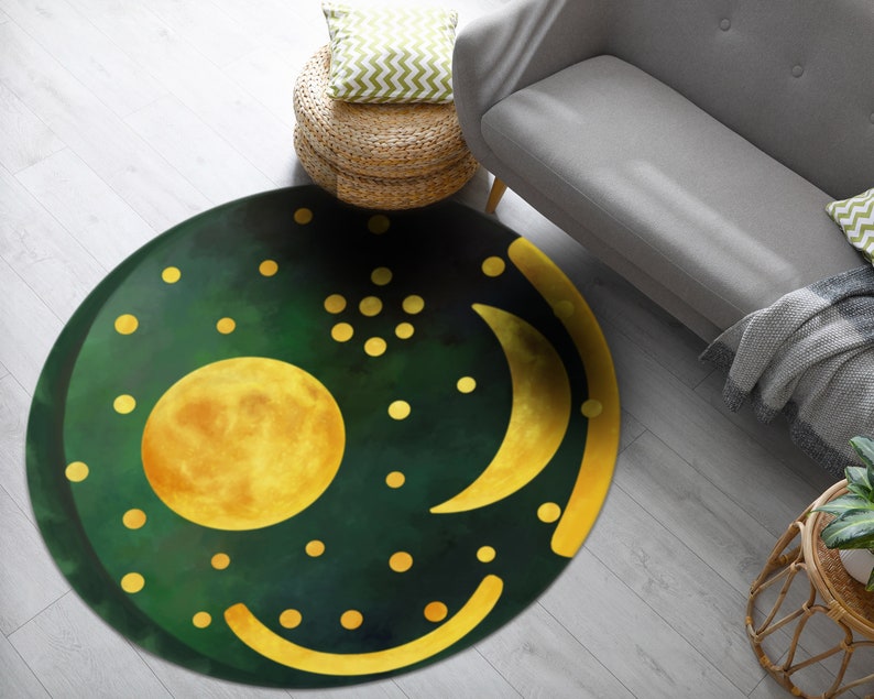 Pode incluir: Um tapete redondo verde com uma lua crescente amarela, um c&iacute;rculo amarelo e pontos amarelos sobre um fundo verde escuro.