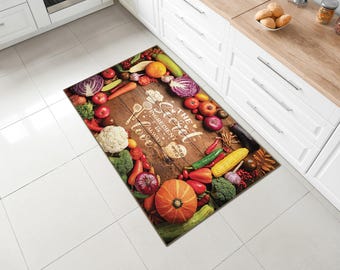 Könnte beinhalten: Rechteckige Küchenmatte mit einem Holzplanken-Design und dem Text "The Secret Ingredient is Always Love". Die Matte ist von einem farbenfrohen Rand aus frischem Gemüse und Obst umgeben, darunter Tomaten, Karotten und ein Kürbis.