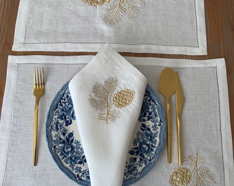 Set witte, 100% linnen, gouden en zilveren dennenappel geborduurde servetten, placemats en loper • Thuiscadeau