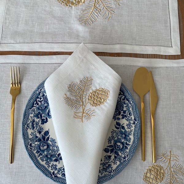 Set witte, %100 linnen, goud en zilver geborduurde servetten, placemats en lopers met dennenappels • Thuiscadeau