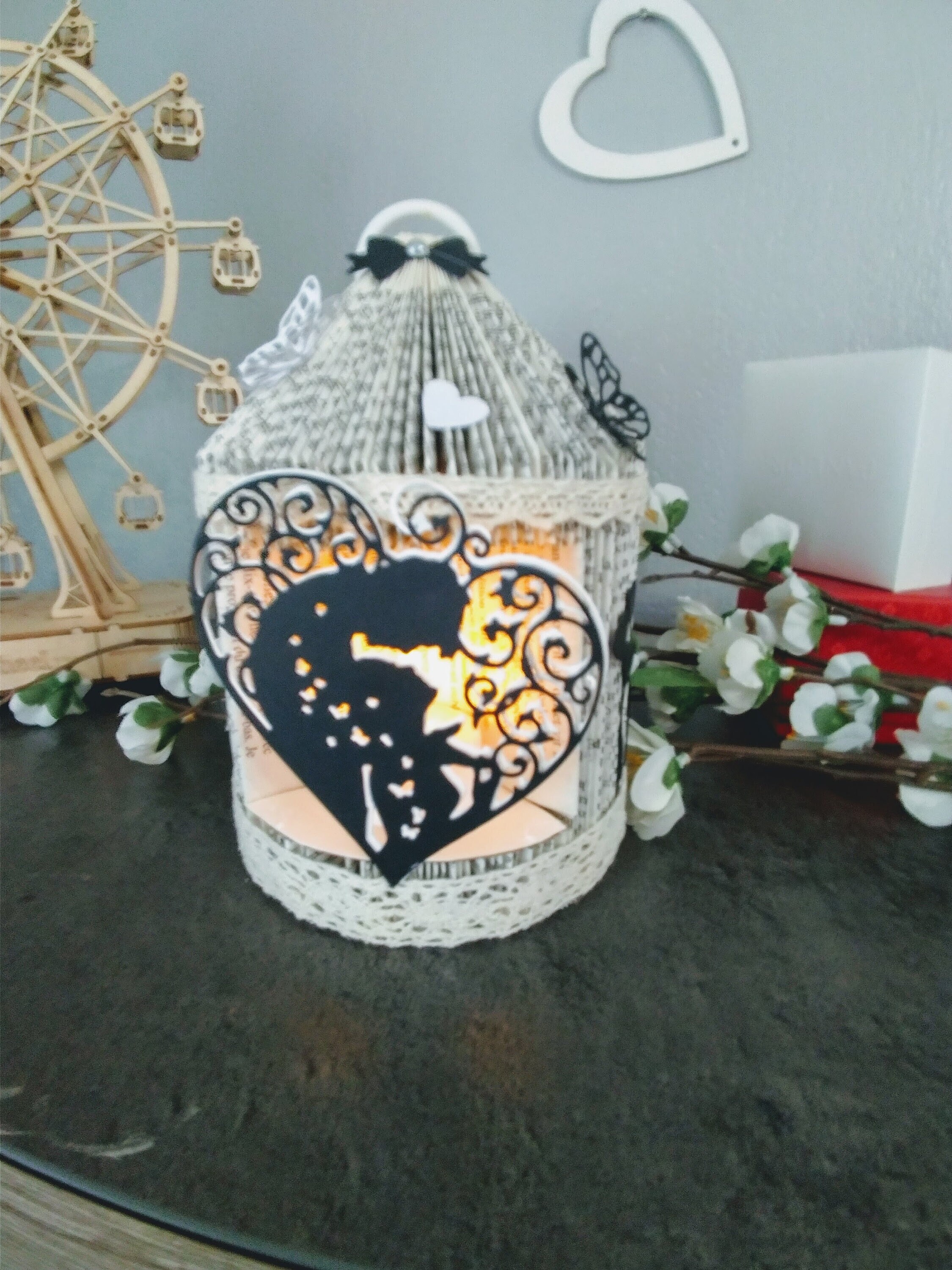 Amour en Livre Plié, Lanterne Réalisé A La Main, Cadeau Original Pour St Valentin