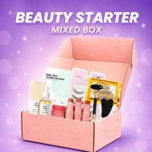 Könnte beinhalten: Eine rosa Pappschachtel mit der Aufschrift BEAUTY STARTER MIXED BOX, die eine Auswahl an Hautpflege- und Kosmetikartikeln enthält, darunter eine Serumflasche, eine Real Cica Tuchmaske, ein kleiner roter Tiegel, drei rosa Kosmetikstifte, künstliche Wimpern, goldene Augenmasken und ein schwarzer Gesichtsroller.