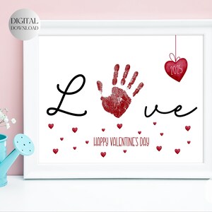 Huella de mano con flores para el día de San Valentín, arte con huellas de manos para San Valentín, tarjeta para el día de San Valentín, huella de bebé, manualidad con huellas de manos, niñera de guardería con flores silvestres