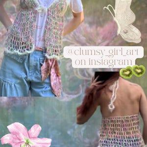 Op de afbeelding: Een handgemaakte gehaakte top in pastelkleuren roze, groen en wit. De top wordt gedragen over een wit t-shirt en gecombineerd met een spijkerbroek. De afbeelding bevat de tekst "@clumsy_girl_art on instagram".