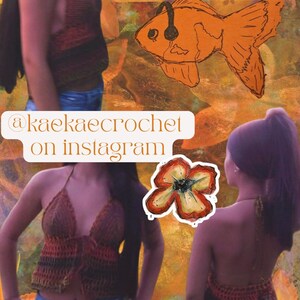 Op de afbeelding: Een bruin en oranje gehaakte haltertop. De afbeelding bevat ook een tekening van een oranje vis met een koptelefoon, een bloemensticker en de tekst "@kaekaecrochet on instagram".