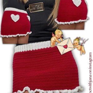 K&ouml;nnte beinhalten: Rote H&auml;kelshorts mit wei&szlig;em Bund und R&uuml;schensaum. Auf der R&uuml;ckseite ist ein wei&szlig;es Herz aufgen&auml;ht. Die Shorts sind handgefertigt. Der Instagram-Handle @crochetwithjana ist sichtbar.