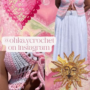 Op de afbeelding: Een roze en witte gehaakte top met een bijpassende witte rok. Een roze hartvormige haakdecoratie en een gouden zonvormige kralenversiering zijn ook te zien. De tekst "@ohka.ycrochet on instagram" is zichtbaar.