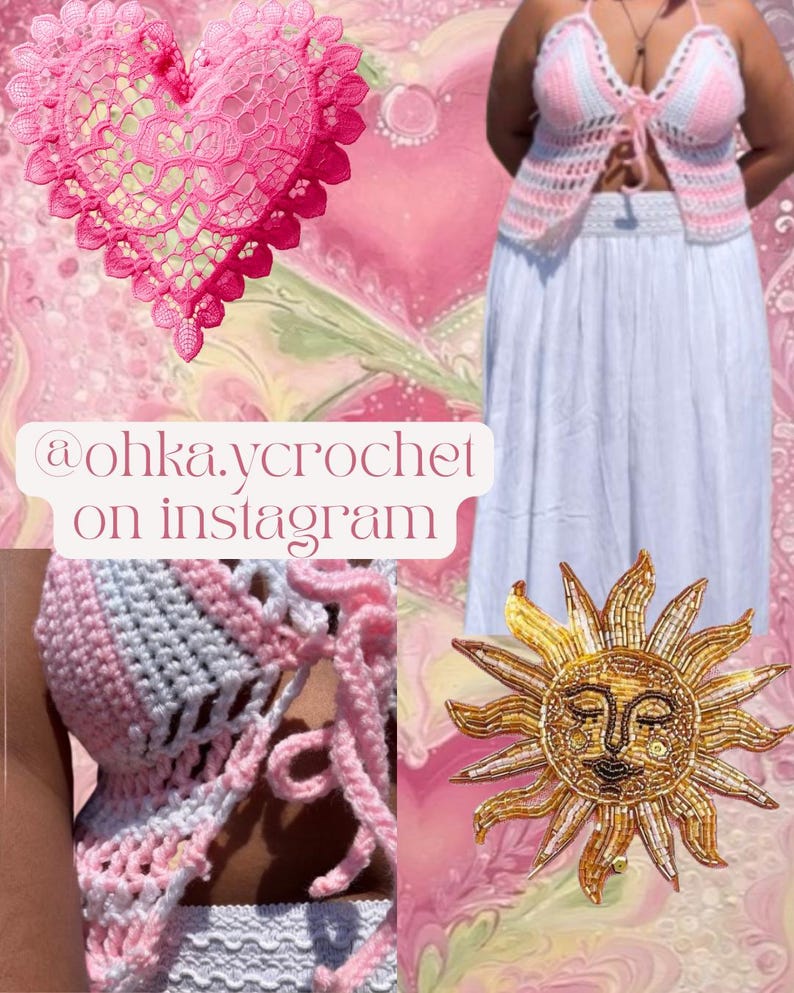 Op de afbeelding: Een roze en witte gehaakte top met een bijpassende witte rok. Een roze hartvormige haakdecoratie en een gouden zonvormige kralenversiering zijn ook te zien. De tekst "@ohka.ycrochet on instagram" is zichtbaar.