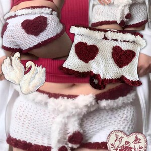 K&ouml;nnte beinhalten: Wei&szlig;e H&auml;kelshorts mit rotem Herzmuster und Besatz. Die Shorts haben einen flauschigen wei&szlig;en Besatz am Bund und ein rotes Herz auf der Vorderseite. Der Instagram-Handle @karenkrochetss ist unten im Bild sichtbar.