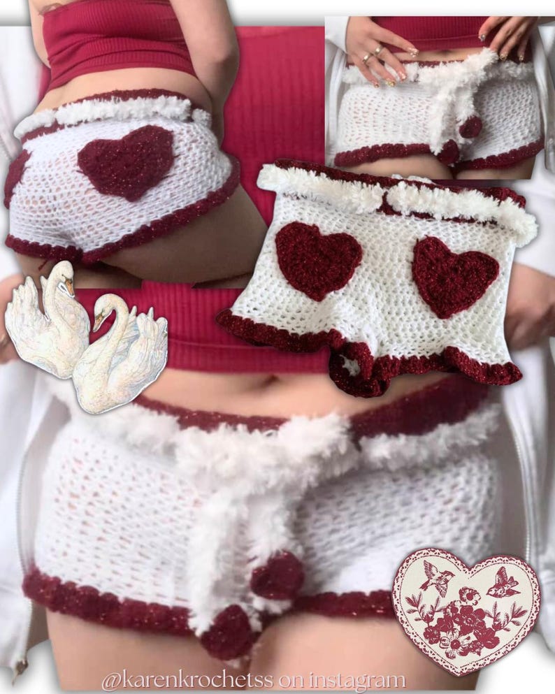 K&ouml;nnte beinhalten: Wei&szlig;e H&auml;kelshorts mit rotem Herzmuster und Besatz. Die Shorts haben einen flauschigen wei&szlig;en Besatz am Bund und ein rotes Herz auf der Vorderseite. Der Instagram-Handle @karenkrochetss ist unten im Bild sichtbar.