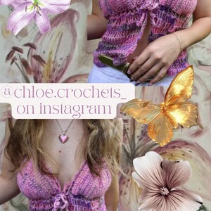 Op de afbeelding: Een roze en paarse gehaakte top met een striksluiting. De afbeelding bevat een gouden vlinder, bloemen en de tekst "@chloe.crochets_ on instagram". De top is handgemaakt en lijkt van zacht garen te zijn.