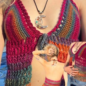 Può includere: Top all'uncinetto fatto a mano, colorato, nei toni del rosa, arancione, verde e blu. Il top presenta un esclusivo design a trama aperta e una collana abbinata con un ciondolo a forma di mezzaluna.