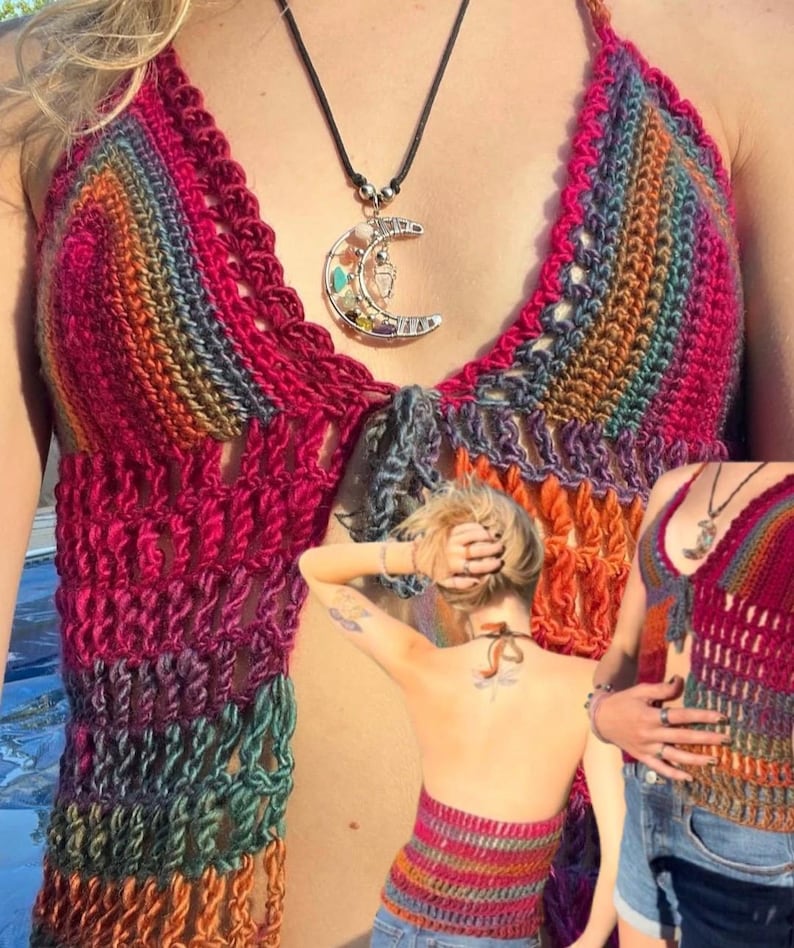 Op de afbeelding: Een handgemaakte, kleurrijke gehaakte haltertop in roze, oranje, groen en blauw. De top heeft een uniek open weefselontwerp en een bijpassende ketting met een maanvormige hanger.