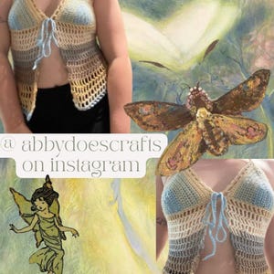 Op de afbeelding: Een handgehaakte haltertop in beige, blauw en bruin. De open voorkant heeft een striksluiting en een open weefselontwerp. De Instagram-handle "abbydoescrafts" is zichtbaar. De top is een uniek, handgemaakt item.