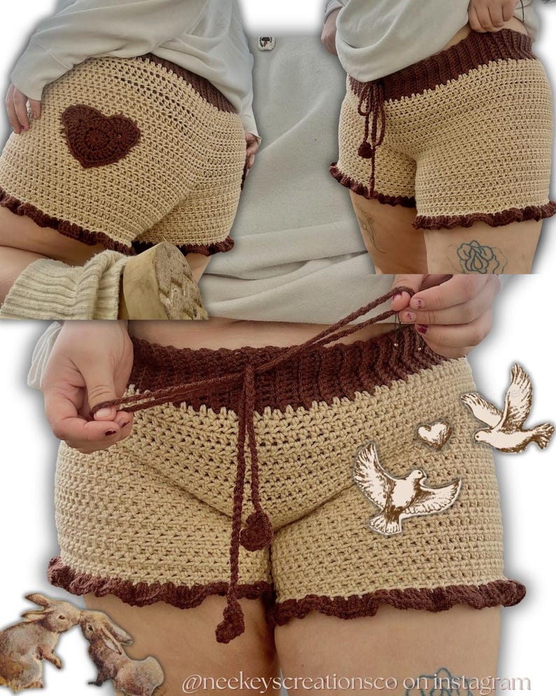 K&ouml;nnte beinhalten: Geh&auml;kelte Shorts in Beige und Braun mit einem braunen Herzdetail. Die Shorts haben einen Kordelzug in der Taille und einen R&uuml;schensaum. Bund und Saum sind dunkelbraun. Handgefertigt.