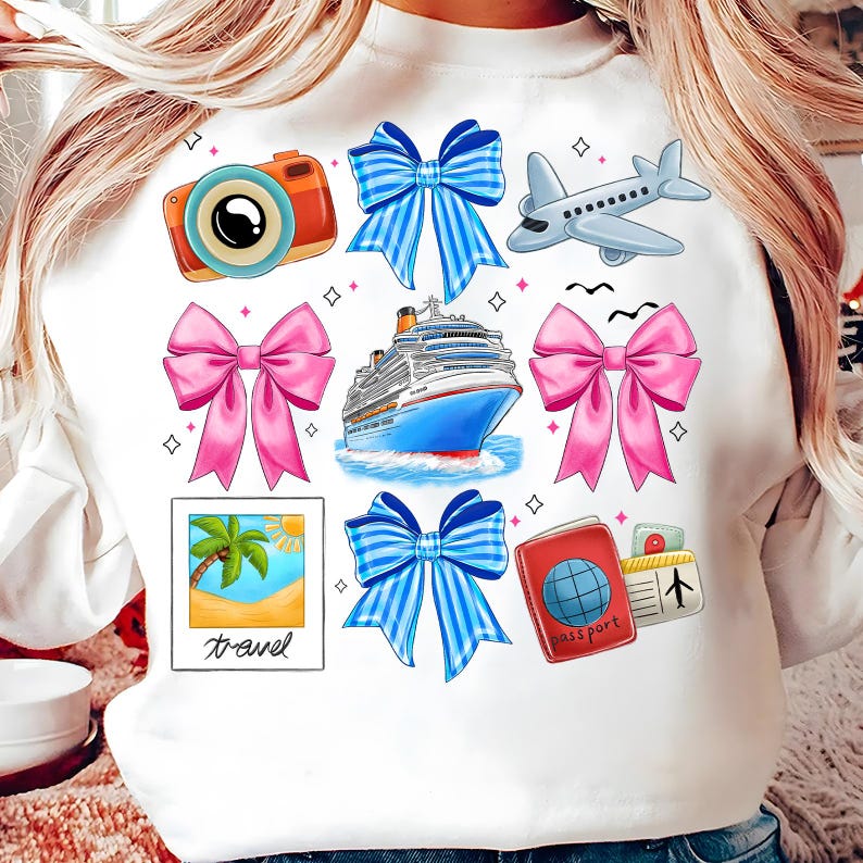 Puede incluir: Sudadera blanca con un tema de viaje que presenta un crucero, un avi&oacute;n, una c&aacute;mara, un pasaporte, una palmera y lazos en rosa y azul.
