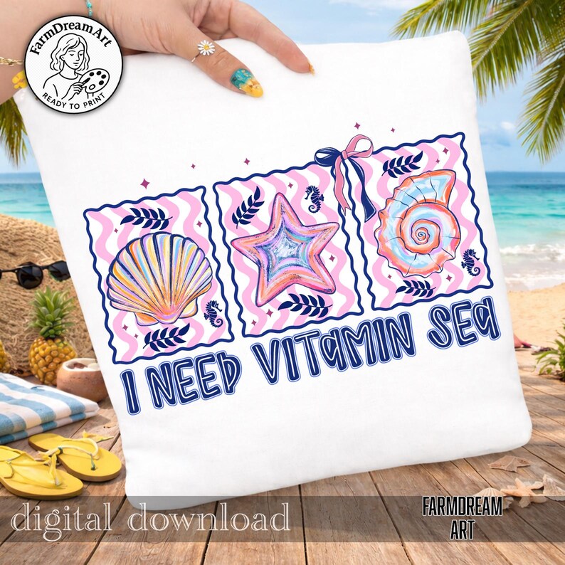 Pu&ograve; includere: Cuscino bianco con un design a tema spiaggia. Il design presenta tre illustrazioni incorniciate di una conchiglia, una stella marina e un nautilus, con il testo "I NEED VITAMIN SEA" in blu. Il cuscino &egrave; tenuto da una persona.