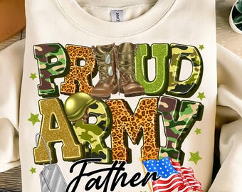 Könnte beinhalten: Ein weißer Pullover mit einem Tarnmuster, auf dem "Proud Army Father" steht, mit einem Militärhelm, Stiefeln und einer amerikanischen Flagge.