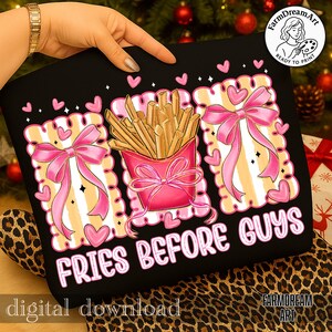 Op de afbeelding: Zwart grafisch ontwerp met een roze frietbakje en strik, omringd door roze harten en strikken. De tekst "FRIES BEFORE GUYS" is roze. De woorden "digital download" staan onderaan.