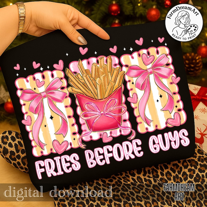 Op de afbeelding: Zwart grafisch ontwerp met een roze frietbakje en strik, omringd door roze harten en strikken. De tekst "FRIES BEFORE GUYS" is roze. De woorden "digital download" staan onderaan.