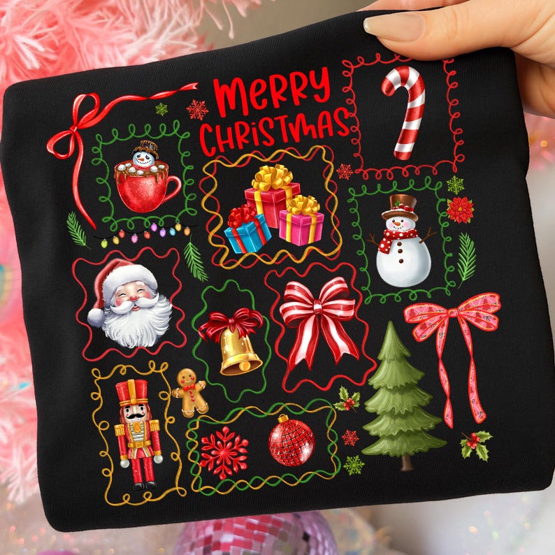 Pu&ograve; includere: Felpa nera a tema natalizio con illustrazioni colorate di Babbo Natale, un pupazzo di neve, regali e un albero di Natale. Le parole "Merry Christmas" sono scritte in rosso. C'&egrave; anche un bastoncino di zucchero.