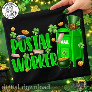 Może przedstawiać: Czarna koszulka z zieloną grafiką z napisem "Postal Worker". Projekt zawiera zieloną skrzynkę pocztową, kapelusz krasnoludka, złote monety, koniczyny i koperty. Grafika do pobrania cyfrowo.