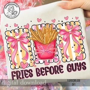 Op de afbeelding: Wit grafisch T-shirt met een ontwerp met een roze bakje friet, roze strikken en hartjes. De tekst "FRIES BEFORE GUYS" is in roze weergegeven. De woorden "digital download" zijn ook zichtbaar.