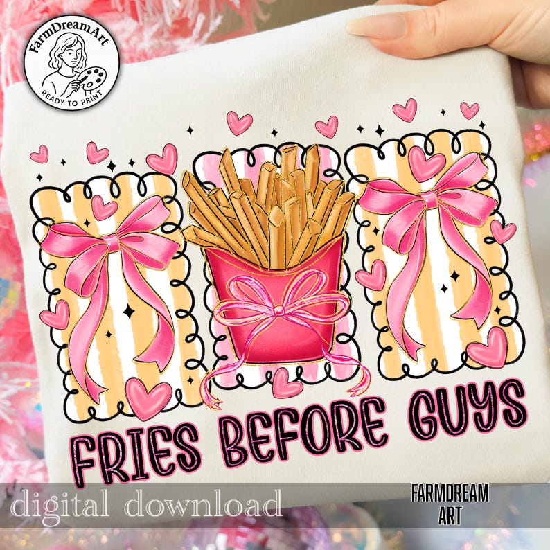 Op de afbeelding: Wit grafisch T-shirt met een ontwerp met een roze bakje friet, roze strikken en hartjes. De tekst "FRIES BEFORE GUYS" is in roze weergegeven. De woorden "digital download" zijn ook zichtbaar.