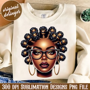 Peut inclure: Illustration numérique d'une femme noire à la peau brune, portant des boucles d'oreilles créoles dorées et des lunettes à monture noire. Ses cheveux sont coiffés en une série de gros nœuds bantous dorés et noirs.