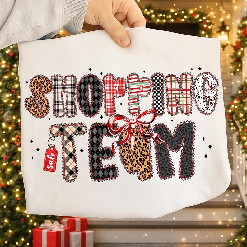 Peut inclure: Un sac fourre-tout blanc avec l'inscription "SHOPPING TEAM" dans un design patchwork. Les lettres pr&eacute;sentent des imprim&eacute;s l&eacute;opard, des carreaux et un n&oelig;ud rouge. Une petite &eacute;tiquette rouge avec le mot "sale" est suspendue &agrave; la lettre "T".