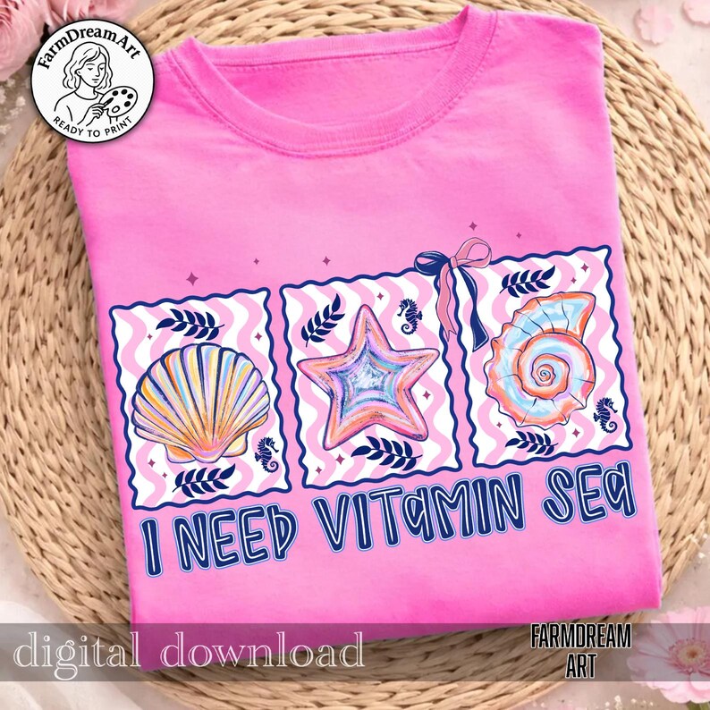 Pu&ograve; includere: T-shirt rosa con un design grafico raffigurante una conchiglia, una stella marina e una conchiglia a spirale. Il design include il testo "I NEED VITAMIN SEA". La maglietta ha uno scollo tondo ed &egrave; realizzata in materiale morbido.