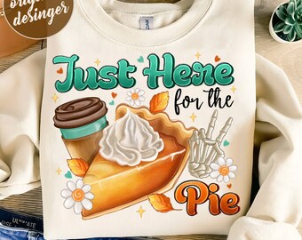 Peut inclure: Sweat-shirt crème avec l'inscription "Just Here for the Pie" en turquoise et orange. Le motif comprend une part de tarte, une tasse à café, une main de squelette et des motifs floraux. Un design pour la sublimation.