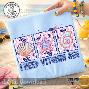 Pu&ograve; includere: Maglietta azzurra con un design grafico che presenta tre illustrazioni di conchiglie e la scritta "I NEED VITAMIN SEA". Il design include una conchiglia, una stella marina e una conchiglia a spirale, il tutto in colori pastello. Sono visibili anche le parole "download digitale".