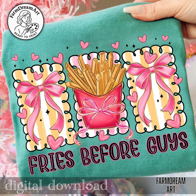 Op de afbeelding: Tealkleurig T-shirt met een grafisch ontwerp met een roze bakje friet, roze strikken en hartjes. De tekst "FRIES BEFORE GUYS" wordt weergegeven in een speels lettertype. De afbeelding bevat ook de tekst "digital download" en het FarmDreamArt-logo.