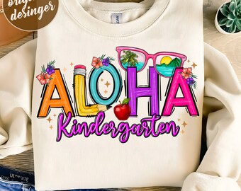 Könnte beinhalten: Ein Sublimationsdesign mit dem Wort "ALOHA" in bunten Buchstaben mit einem Bleistift, einer Sonnenbrille und einem Apfel. Der Text "Kindergarten" befindet sich unter dem Wort "ALOHA".