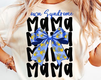 Pode incluir: Uma camiseta branca com um laço de fita azul com impressões de mãos amarelas. O texto "Down Syndrome Mama" é impresso em preto na camiseta.
