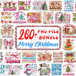 Pu&ograve; includere: Una raccolta di file PNG a tema natalizio. L'immagine presenta vari disegni con testo come "Merry Christmas", "Joy to the World" e "Snow". I disegni includono pupazzi di neve, fiocchi e alberi di Natale. Il testo centrale recita "260+ PNG File Bundle Merry Christmas."