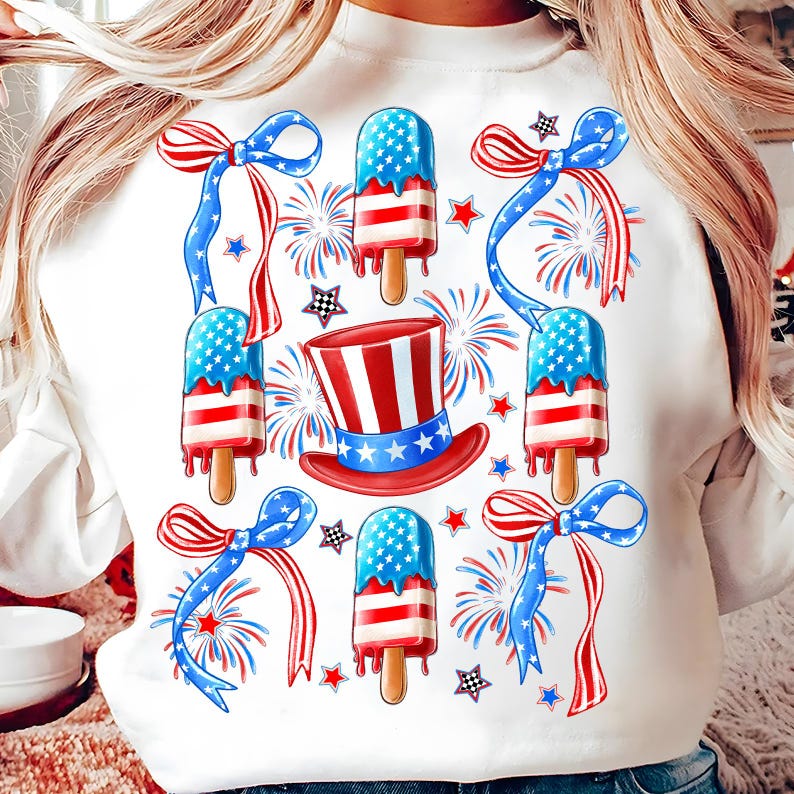 Puede incluir: Sudadera blanca con un tema del 4 de julio en rojo, blanco y azul. El dise&ntilde;o presenta paletas de hielo, lazos, estrellas y fuegos artificiales.
