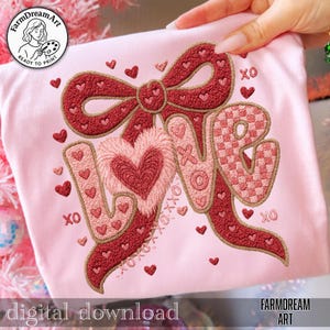 Puede incluir: Una camiseta rosa con un diseño bordado con la palabra "LOVE" en una fuente decorativa, un gran lazo y corazones. El diseño incluye el texto "XOXO" y las palabras "descarga digital" y "FarmDreamArt".