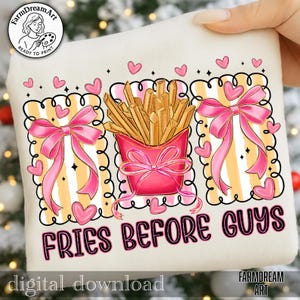 Op de afbeelding: Een cr&egrave;mekleurige afbeelding met een roze bakje friet, roze strikken en hartjes. De tekst "FRIES BEFORE GUYS" staat in roze en zwart. De afbeelding heeft een digitaal downloadlabel en een logo.