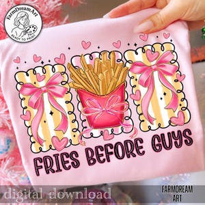 Op de afbeelding: Roze t-shirt met een grafisch ontwerp met een roze bakje friet, roze strikken en hartjes. De tekst "FRIES BEFORE GUYS" is in het zwart gedrukt. Digitale download.