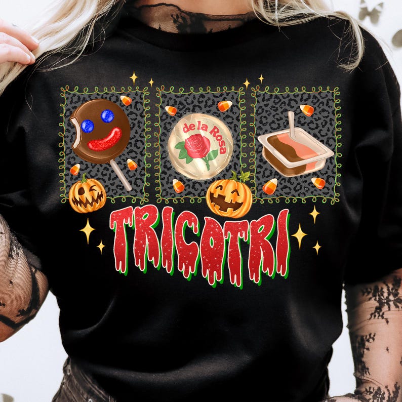 K&ouml;nnte beinhalten: Schwarzes T-Shirt mit einem Halloween-Motiv. Das Design zeigt einen Lolli, eine S&uuml;&szlig;igkeit und ein Dessert, jeweils vor einem Leopardenmuster-Hintergrund. Das Wort "TRICOTRI" ist in Rot und Gr&uuml;n geschrieben, mit K&uuml;rbissen und Zuckermais-Akzenten.